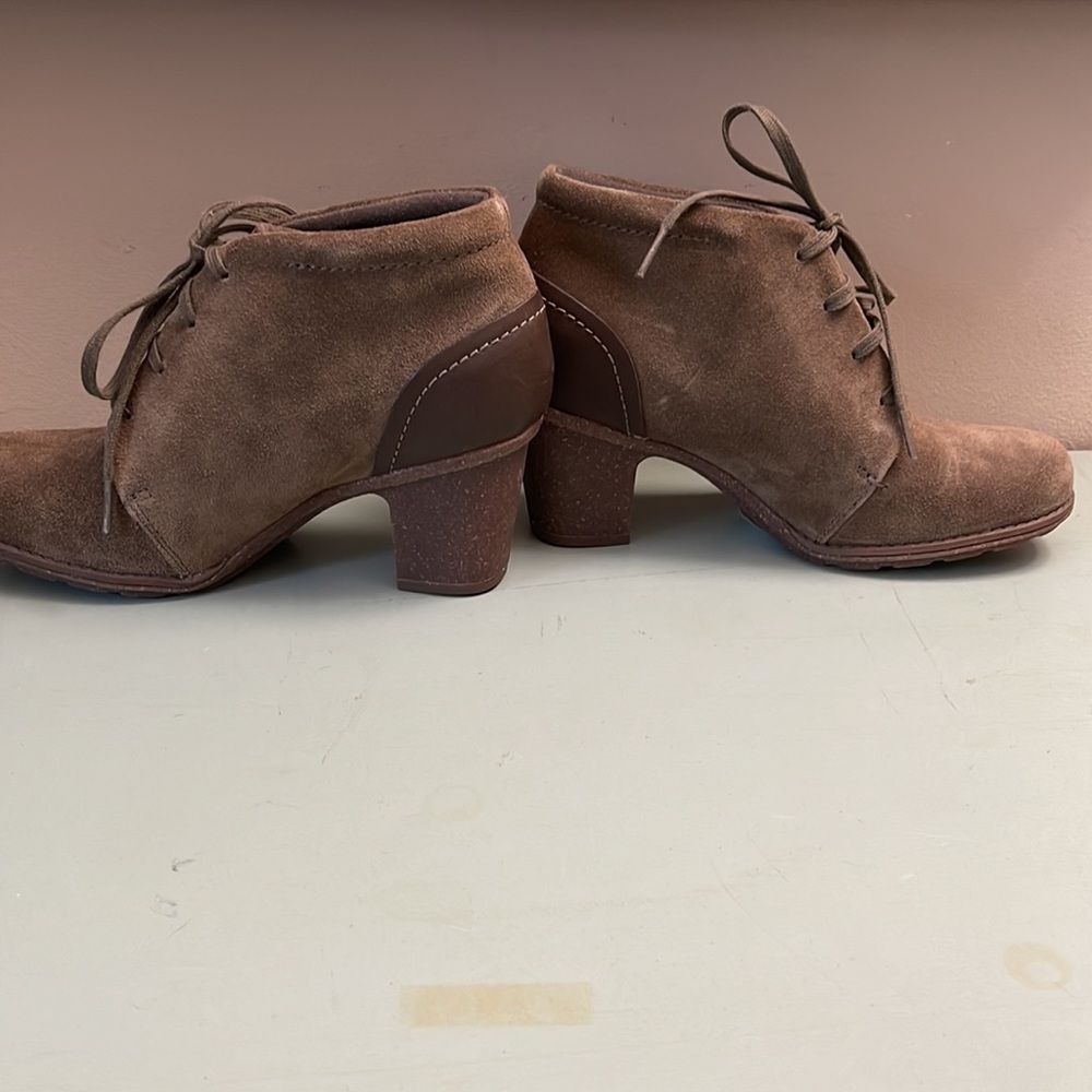 Clarks 7 leather/suede ankle tie heal booties - Picture 2 of 6